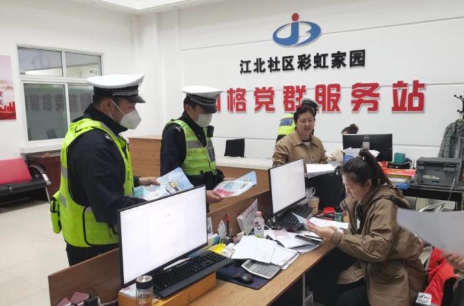 面对面向社区工作人员讲解交通安全知识,并着重对机动车酒驾醉驾,不系