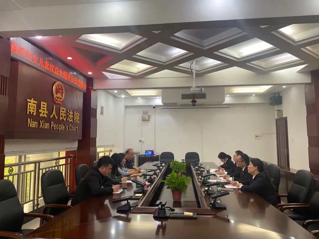 法院干警通报了"利剑护蕾"工作情况及近年来我院审理的涉妇女儿童案件