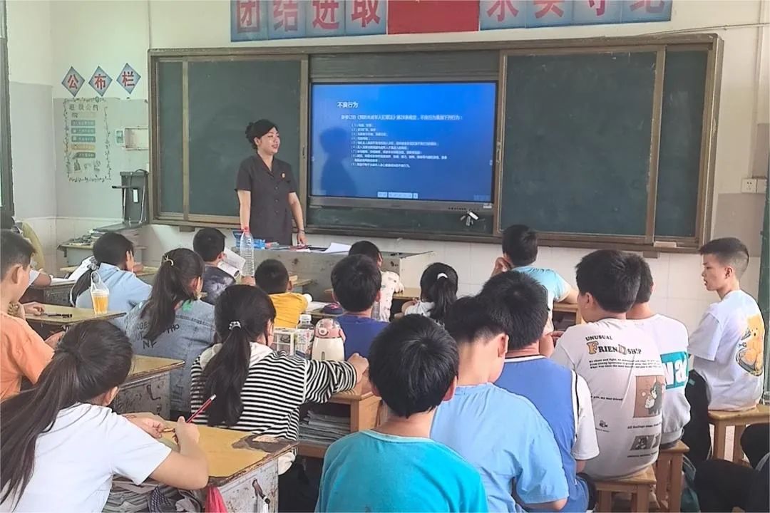 "未"爱守护 与法"童"行——祁阳市法院到东风小学开展法治宣讲活动