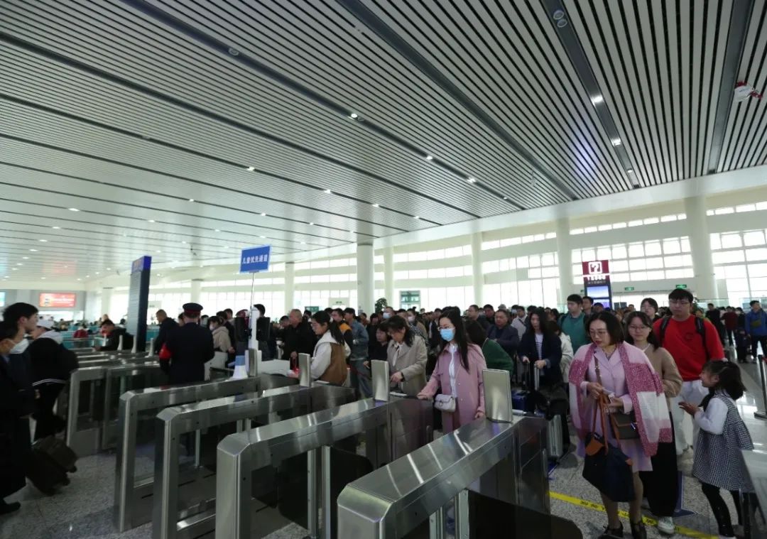 263/4次专属高铁1对,沿途停靠汉口,云梦东,随州南,随县,襄阳市,谷城北