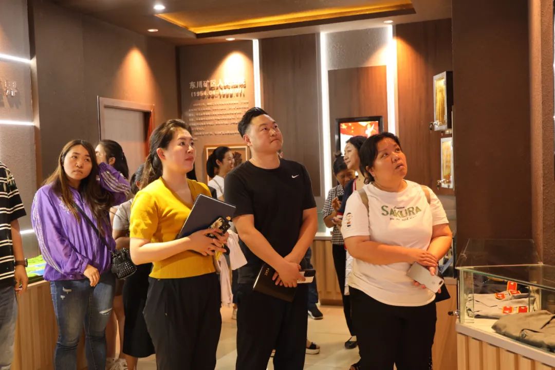 随着东川法院党组成员,副院长钟琴及审判委员会专职委员雷翔的讲解和