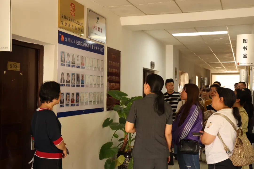 随着东川法院党组成员,副院长钟琴及审判委员会专职委员雷翔的讲解和