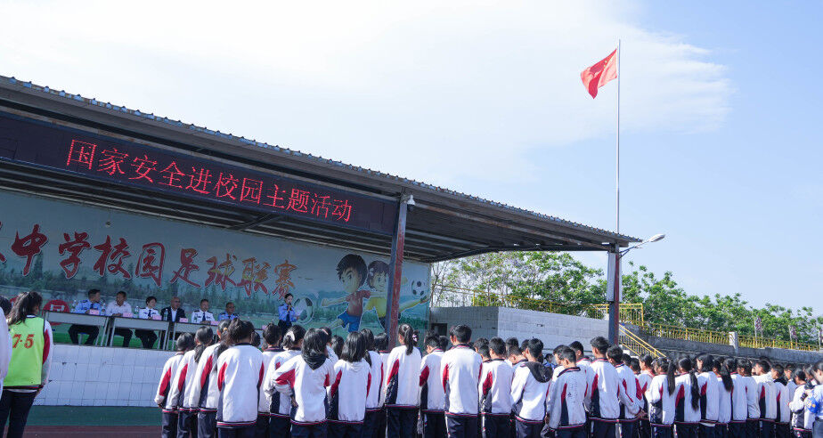 在西昌市礼州镇月华中学,民警以"国家安全"为主题,结合近期校园案例