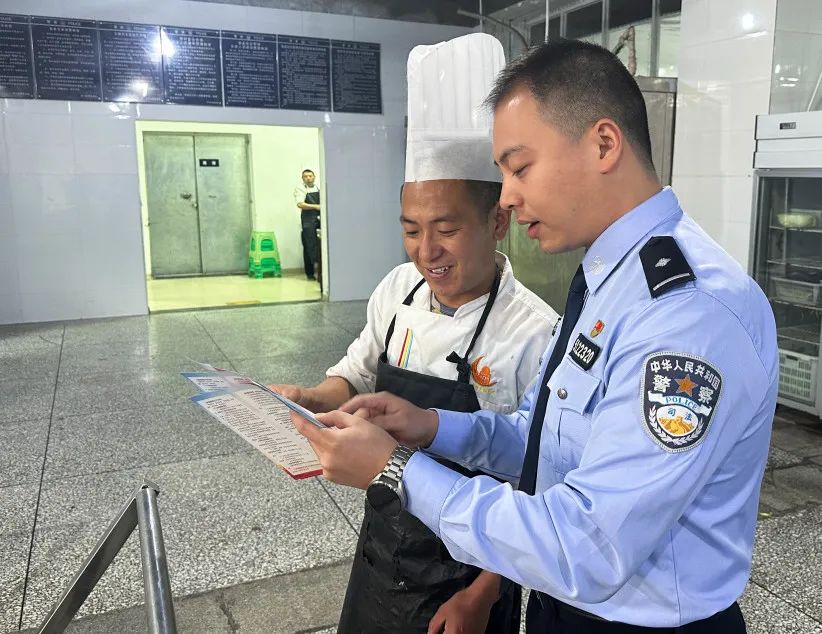 走进荞窝监狱,led屏循环播放着保密宣传视频和保密宣传标语,电梯间