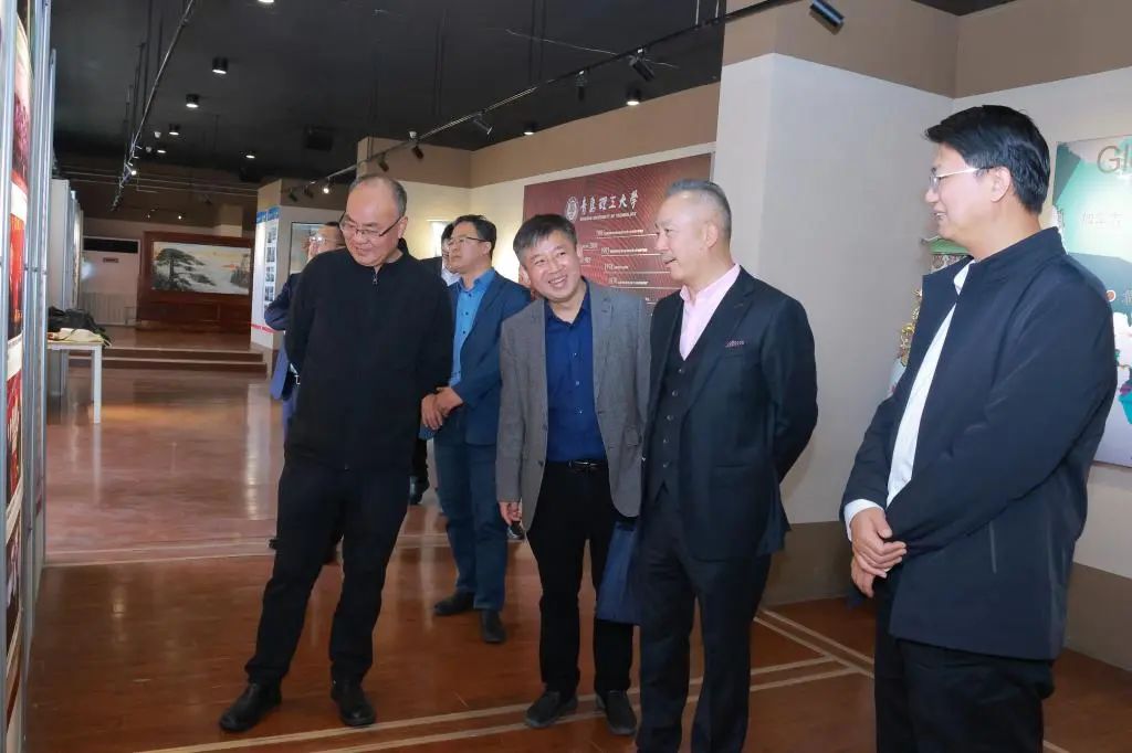 王端瑞董事长一行参观校史馆双方进行了深入交流并达成共识,将继续在