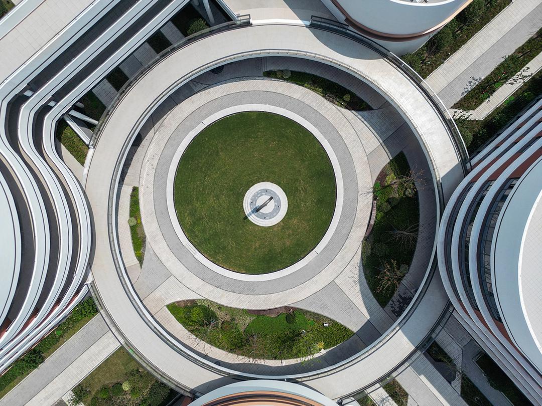 方案在场地中心区域设置环形平台连接四个单元组团,打造风雨连廊和