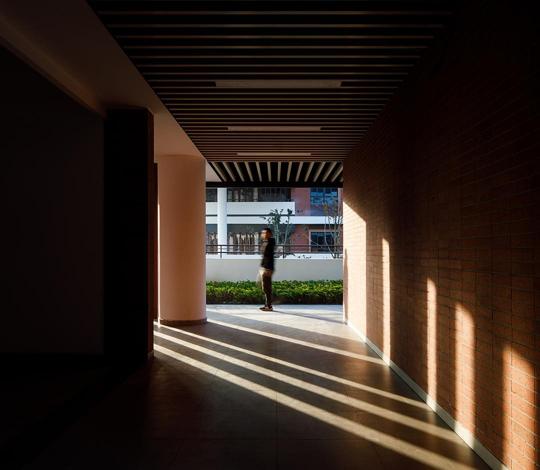 校园内教室和公共活动空间数量众多且类型不同,一些半开放空间成为