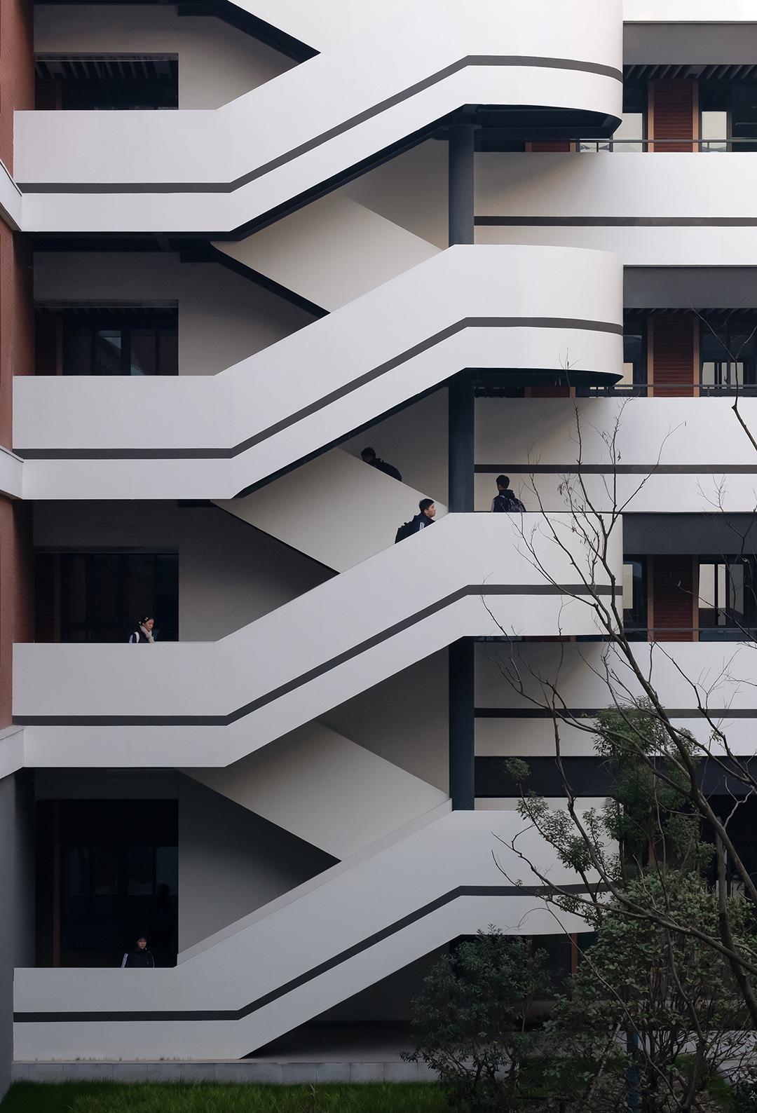 方案中设置的共享庭院,错落平台,风雨环廊和空中花园等多层次立体空间