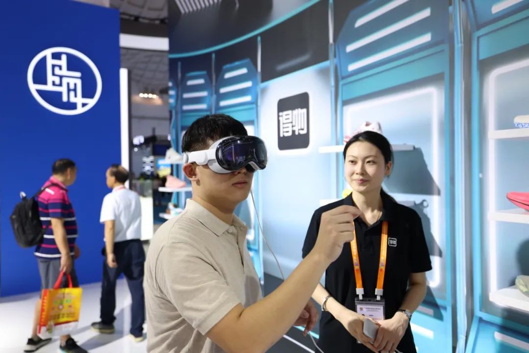 参展者正在现场体验"进入得物球鞋博物馆,点击鞋架上的球鞋,就可以