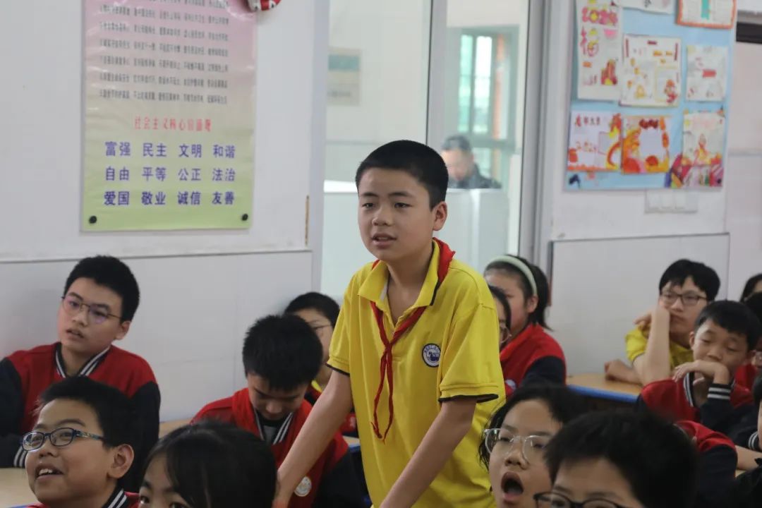 法治教育课堂请来了法治副校长雁峰区人民法院在广场路小学开展送法进