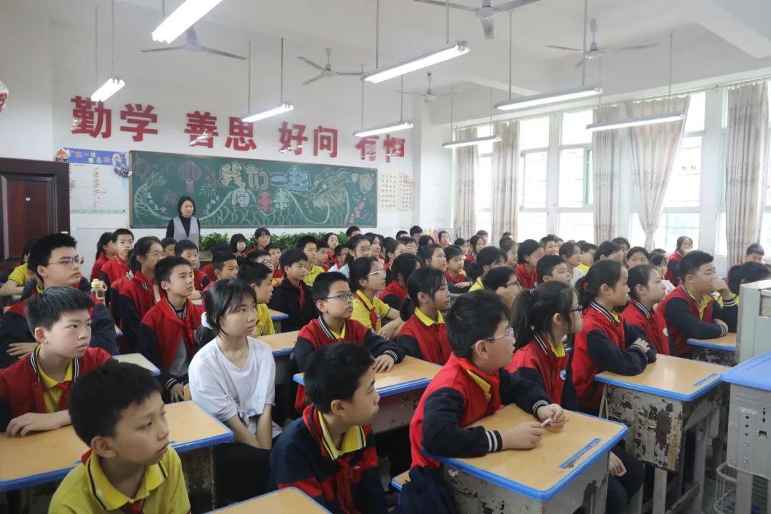 法治教育课堂请来了法治副校长雁峰区人民法院在广场路小学开展送法进