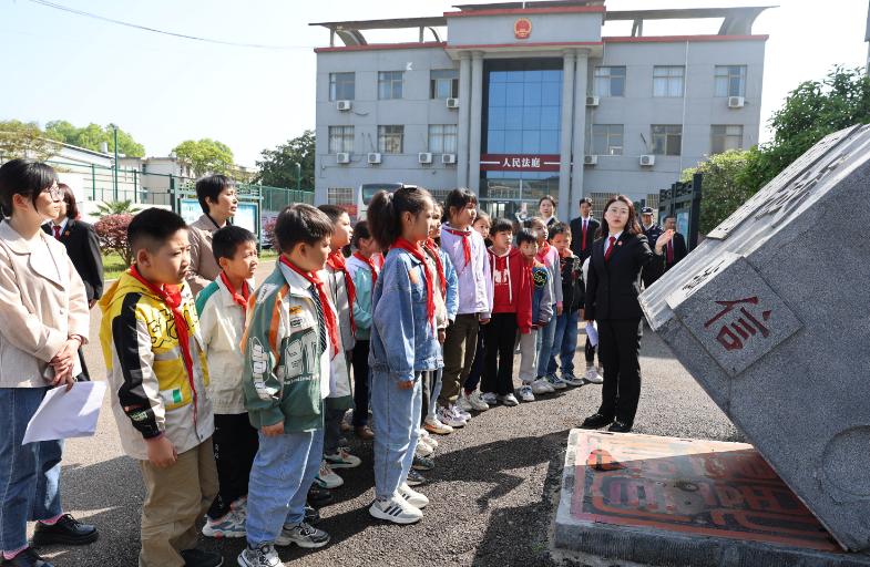 4月18日,枞阳法院义津法庭邀请义津小学20余名学生走进法庭,体验模拟