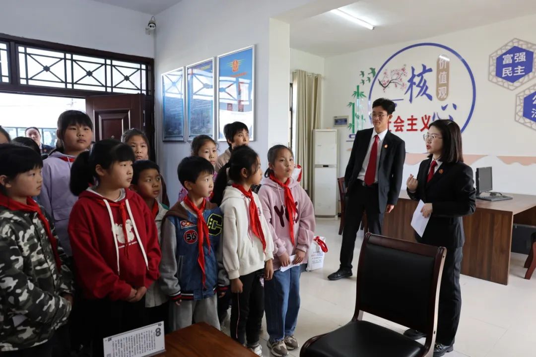 "庭审"结束后,义津法庭庭长储玉姣对同学们的精彩表现给予了充分肯定