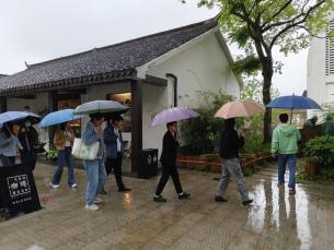 岑卜村背靠淀山湖,北依太浦河,有着600多年的悠久历史,走在村中的老街
