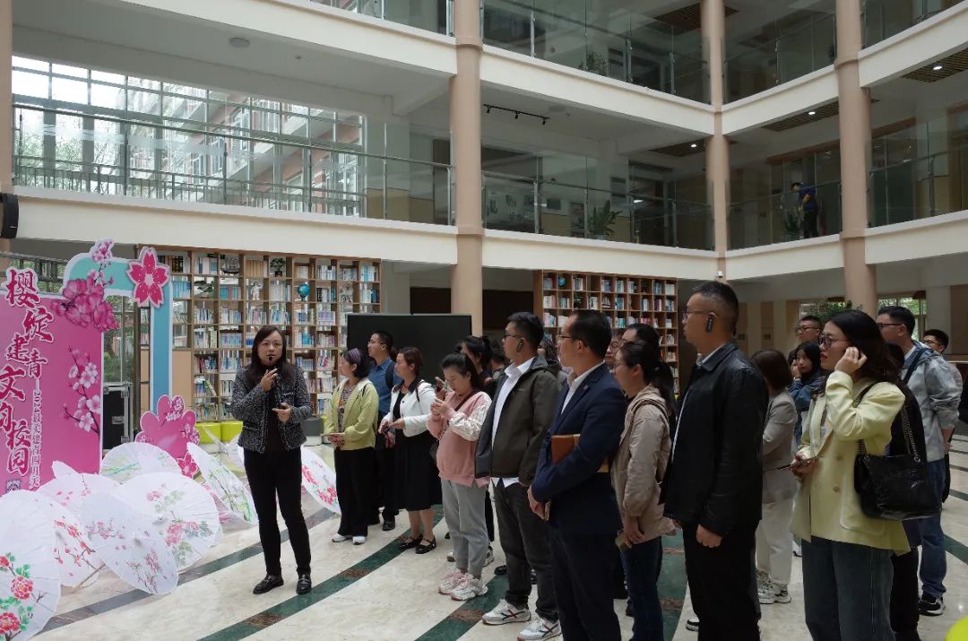 徐汇中学文化发展中心主任郑斌等校领导和教师热情接待了参训教师一行