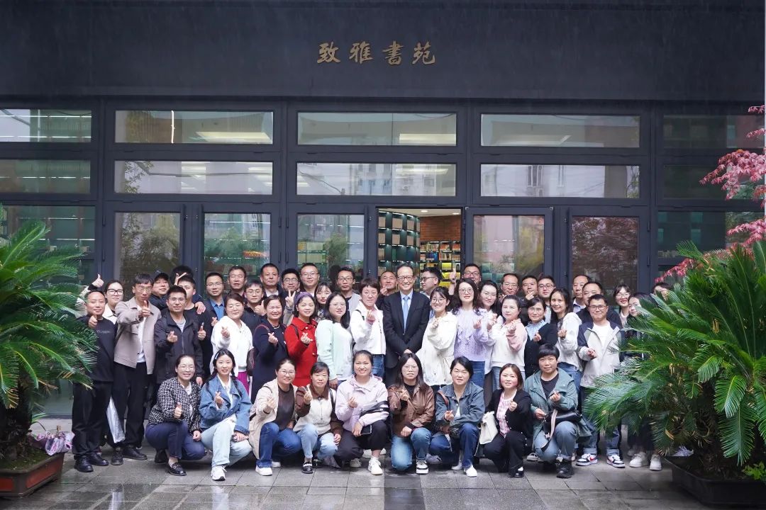 徐汇中学文化发展中心主任郑斌等校领导和教师热情接待了参训教师一行