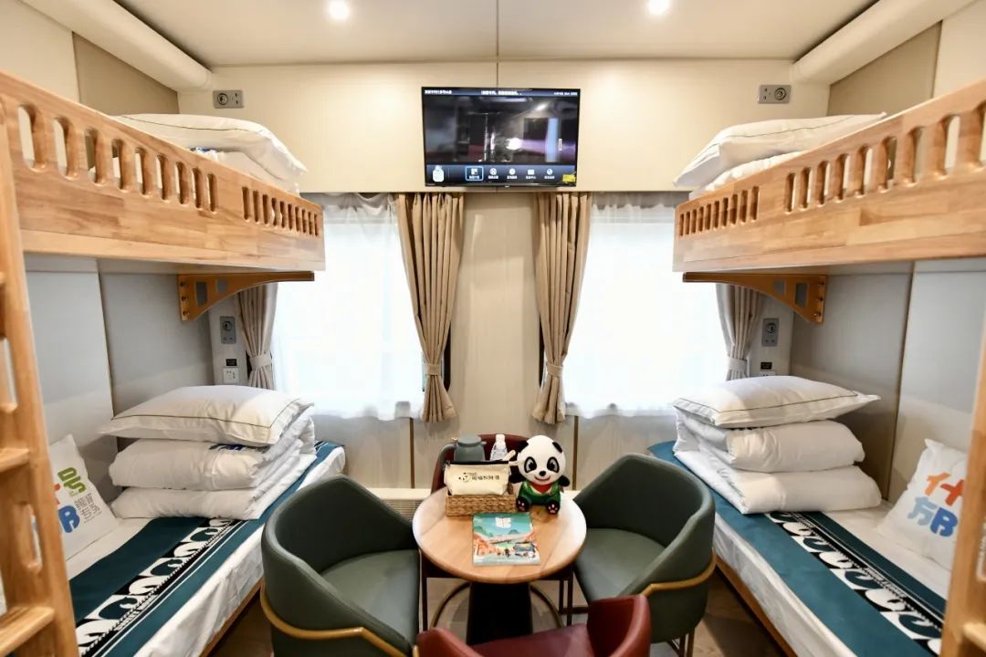 全列定员466席,包括"蓥华"高级软卧3辆,"马祖"高级硬卧10辆,"雍城"