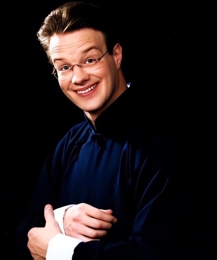 大山,本名马克·亨利·罗斯韦尔,1965年出生于加拿大渥太华.