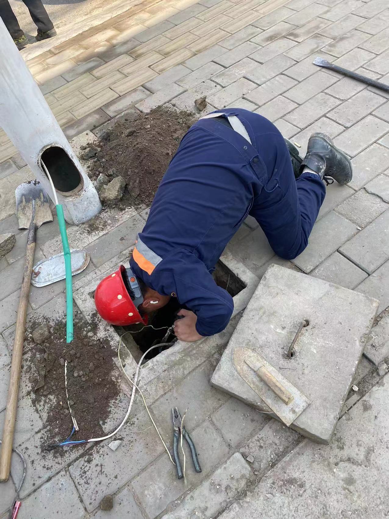 保定:全面开展春季路灯设备设施检修