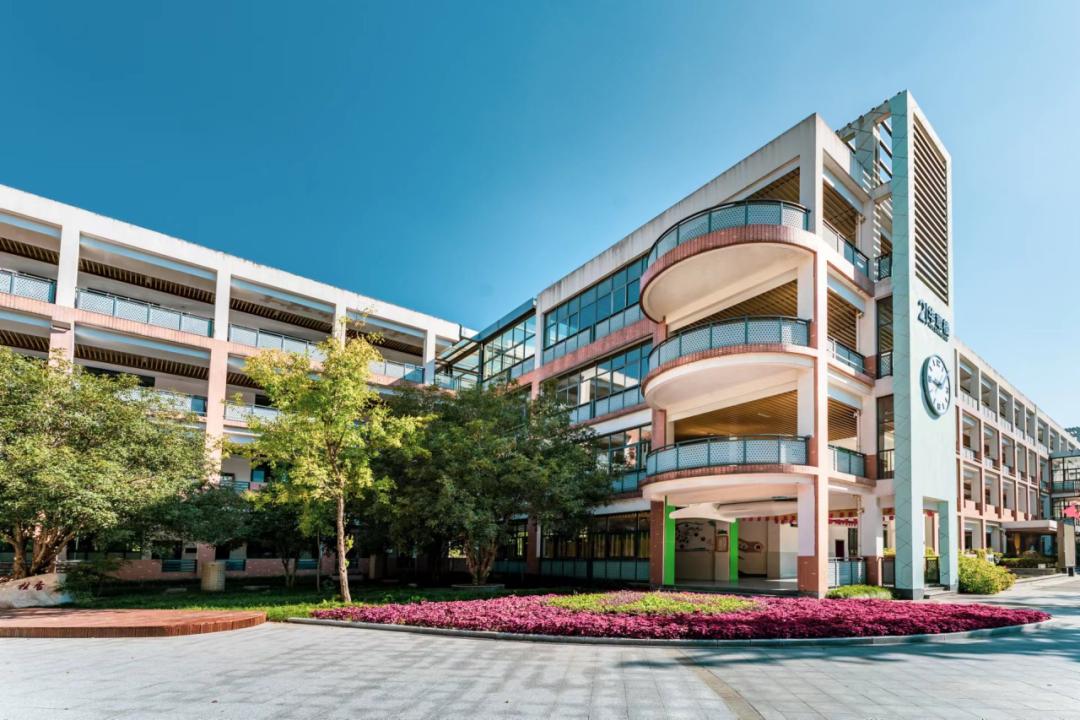 学校位于华景街118号,紧邻下沙高教园区,与杭州电子科技大学仅一街之