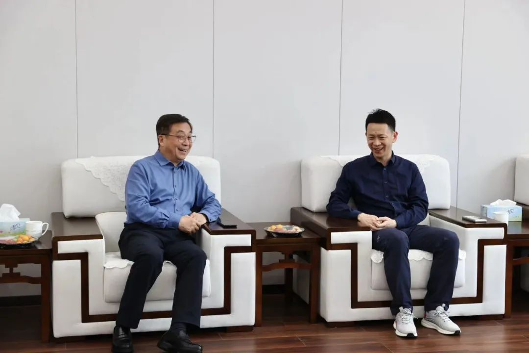 校长陈积明专程前往江南中学考察调研,参观校园,座谈会晤,并与富阳区