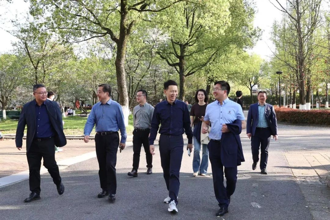 校长陈积明专程前往江南中学考察调研,参观校园,座谈会晤,并与富阳区