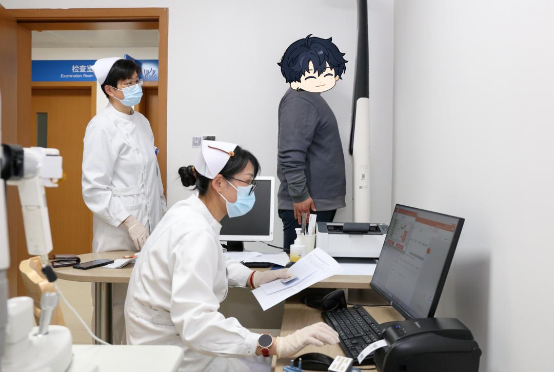 医院内分泌科主任秦利逐一询问患者的饮食,运动等生活作息,详细了解