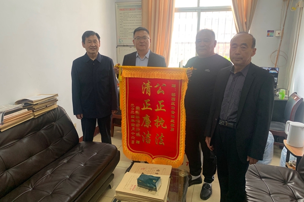 商丘梁园区法院法官耐心调解受当事人赞扬