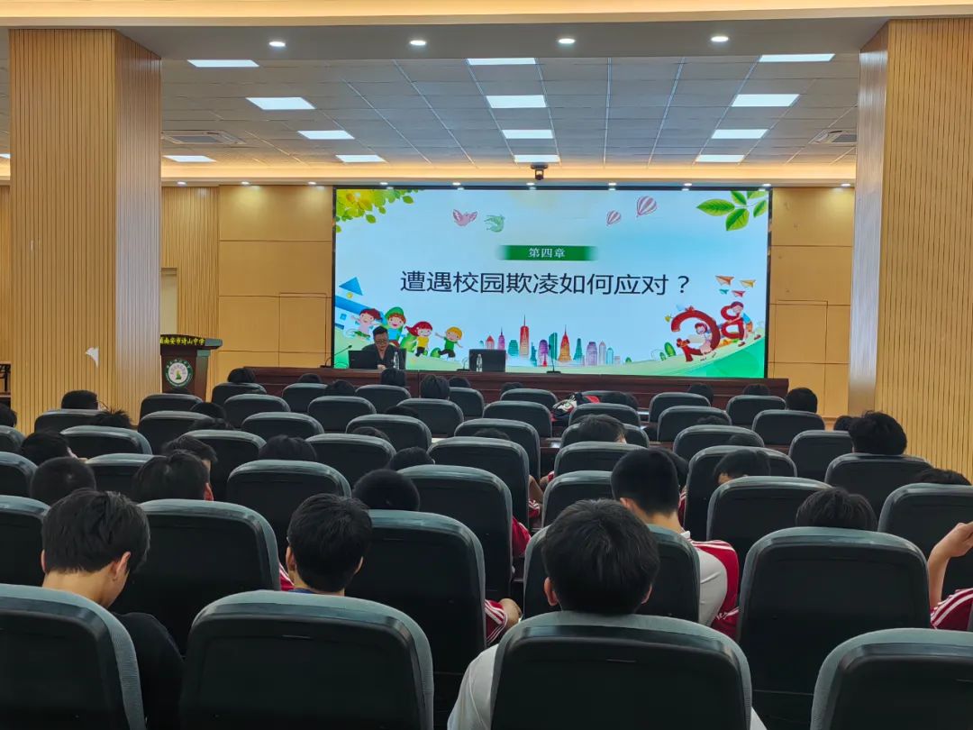 诗山法庭干警走进诗山中学以"拒绝校园欺凌,守护少年的你"为题,开展