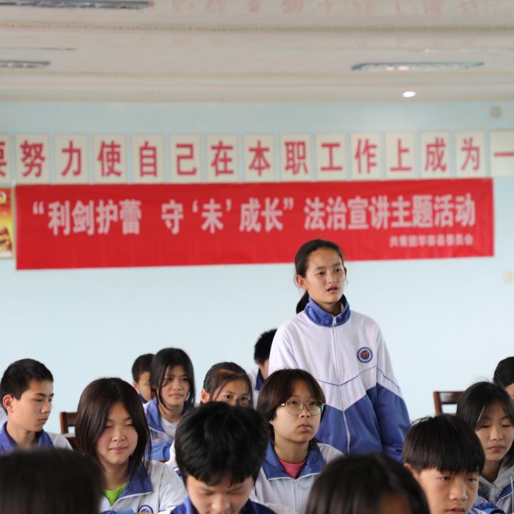 法治护蕾 守"未"成长——华容法院到华容四中开展送法进校园宣讲
