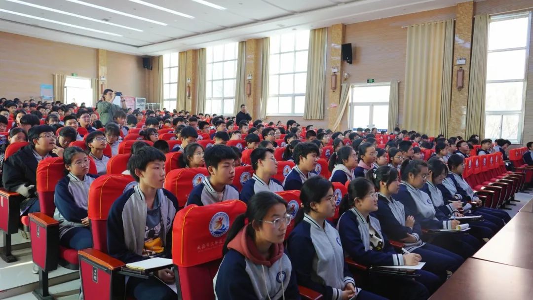 在文昌中学,文登法院干警结合实际工作经历和近年来发生的未成年人