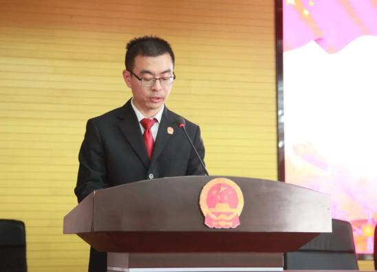 优秀师父代表:王友明结对仪式上,参加中院"青蓝计划"的优秀"师""徒"