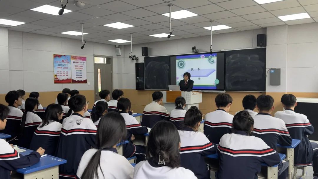 "青岛绿泽职业学校相关负责人在看到夏格庄法庭(少年法庭)到莱西四中