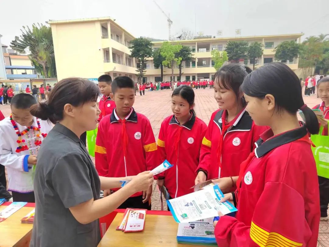 在芒市民族中学,干警们以保护妇女儿童权益的真实案例为切入点,围绕