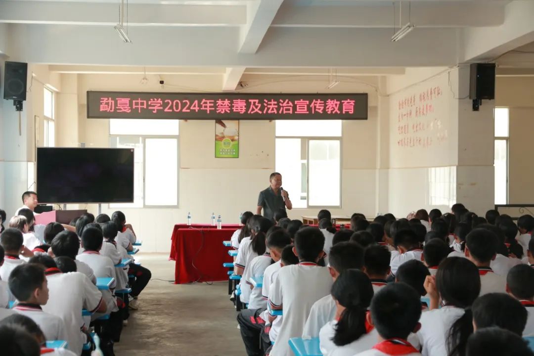 在芒市民族中学,干警们以保护妇女儿童权益的真实案例为切入点,围绕