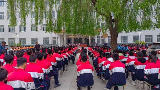 扣好人生第一粒"法治纽扣"!镇原法院在新城中学开展送法进校园活动