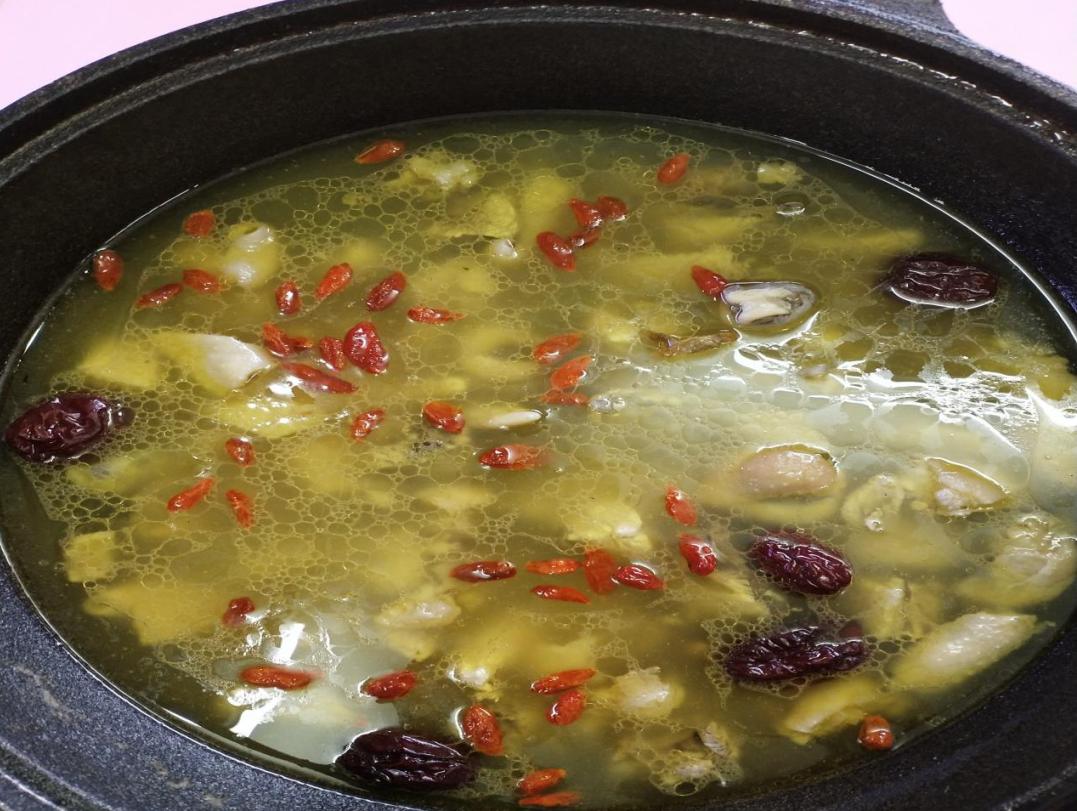 三叶青叶,根茎还可以与南瓜等食物一起榨汁食用,具有清热解毒的功效