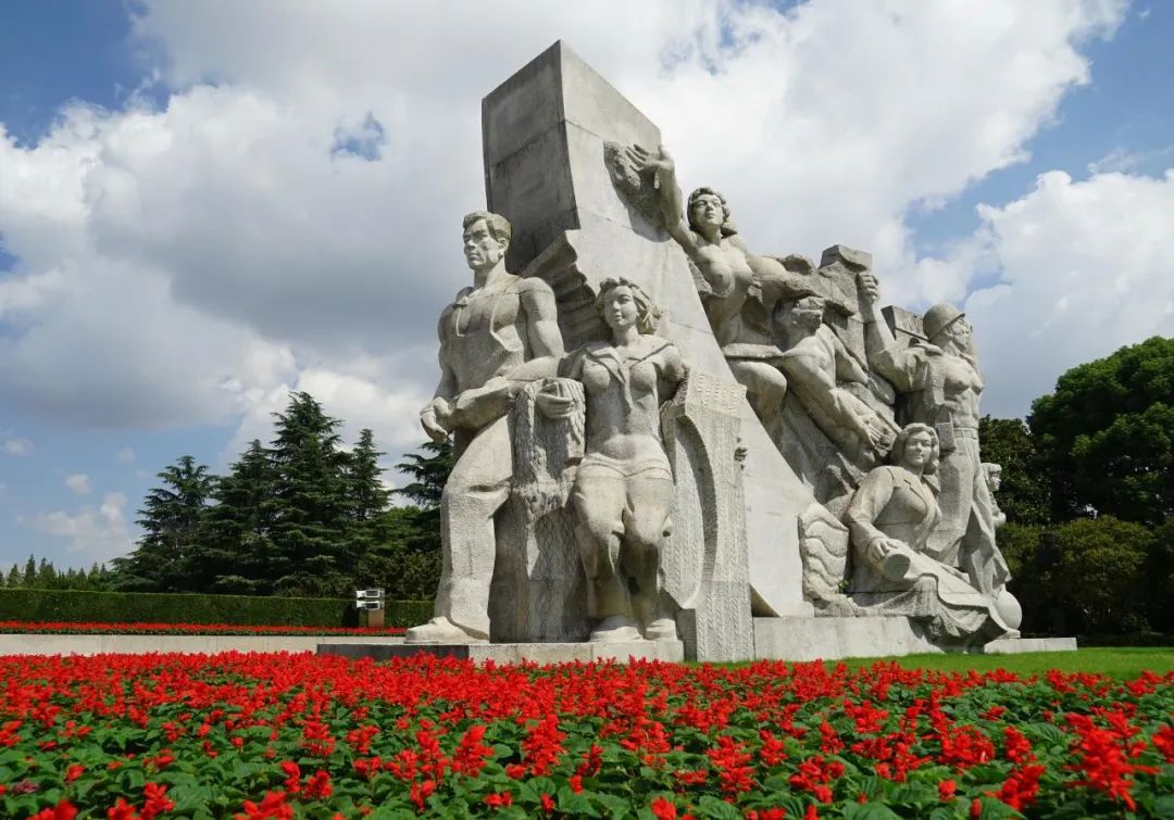 艺赏龙陵丨庄严的主题雕塑