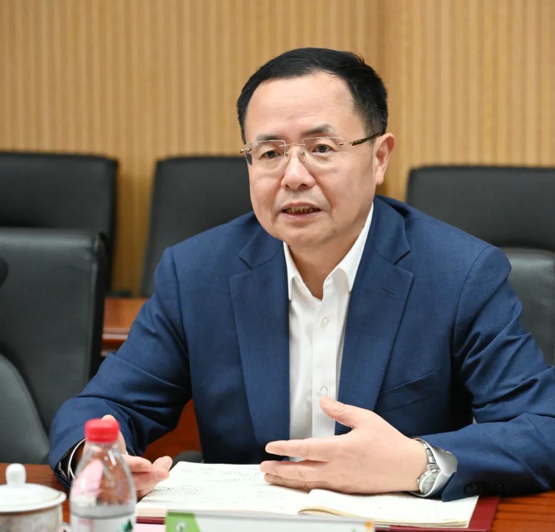 邵志清赴嘉定新城实验中学实地调研艺术教育并主持召开课题开题会