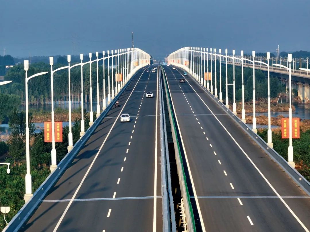 立新路大桥跨s334(保静公路),s042,新盖房分洪道,k1线快速路等多条