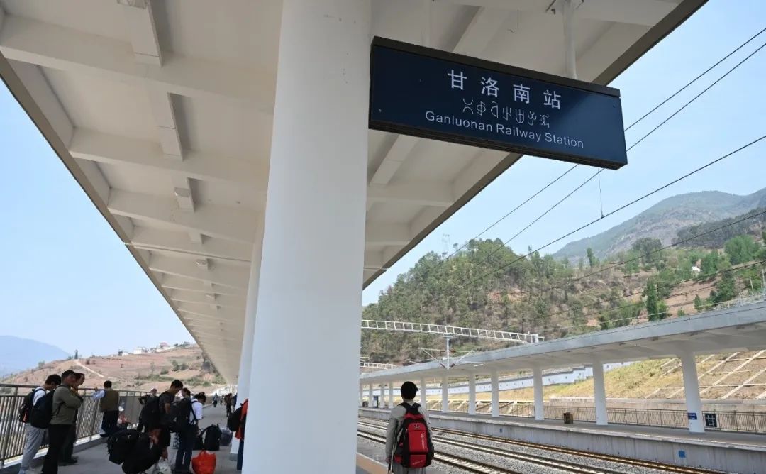 协会会长越少鹏对此次乘车体验赞不绝口:"坐动车到甘洛既方便又快捷