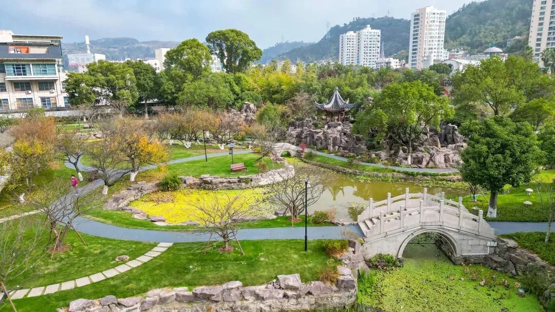 公园不仅美,而且功能齐,包括主入口广场,水景喷泉,藕香居休闲区,游乐
