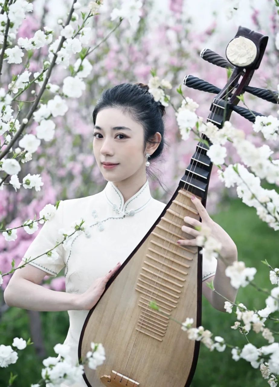 周媛 上海评弹团青年演员 毕业于上海戏剧学院附属戏曲学校 师从