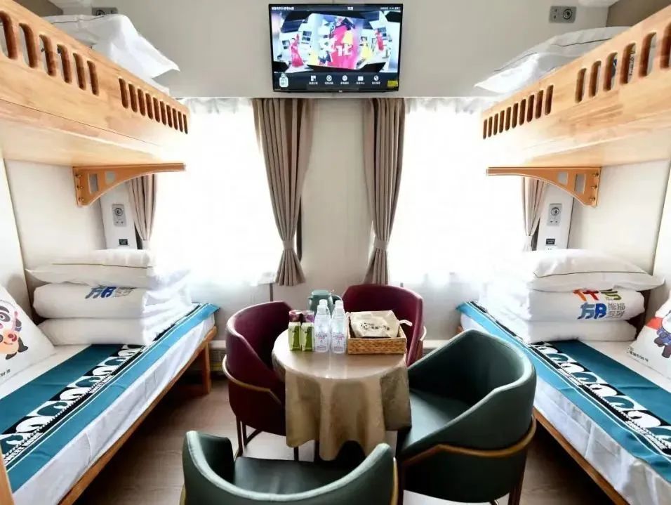 软卧3辆编组17辆,全列定员466席"熊猫专列·什邡号"旅游列车能在旅途