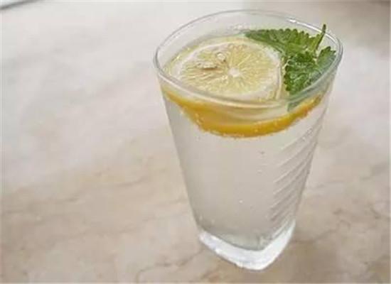 这是因为柠檬水进入体内后,代谢产物是碱性的,所以柠檬水也是弱碱性水