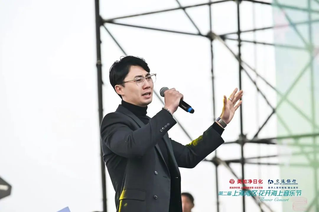 歌手黄偲,丁一凡带着观众在《凤凰于飞》《玫瑰玫瑰我爱你》的旋律中