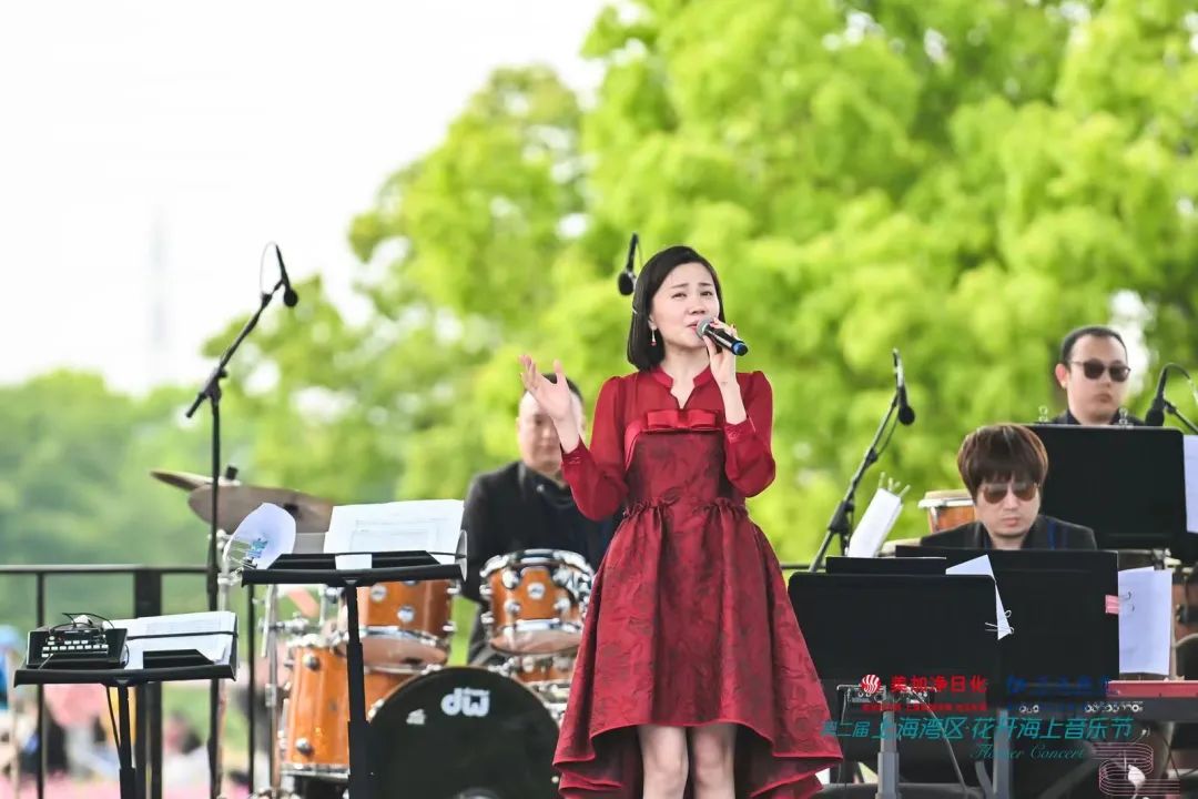 歌手黄偲,丁一凡带着观众在《凤凰于飞》《玫瑰玫瑰我爱你》的旋律中