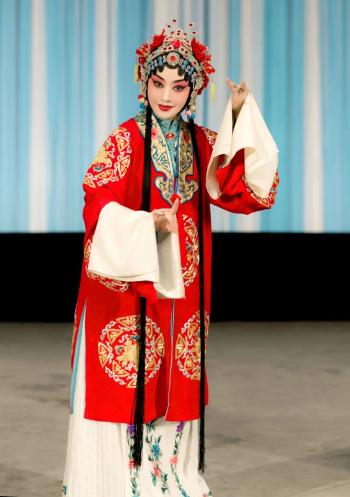 于魁智饰演的洪功气度潇洒,唱腔浑厚,身形稳练,将老生韵味展现得淋漓