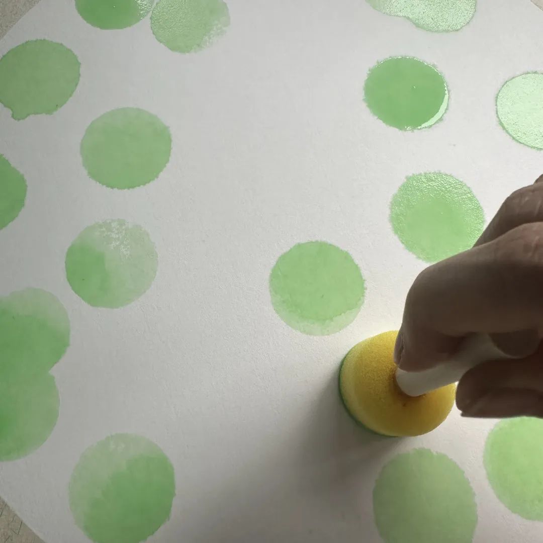 拓印海绵,毛笔,宣纸,国画颜料等.