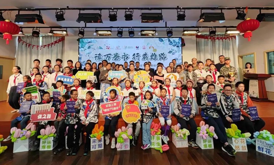 在苏河沿岸,他们开启了一场"特种兵式"citywalk